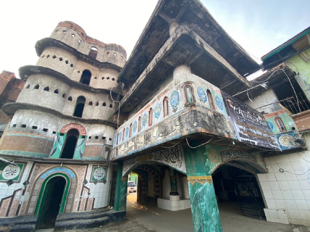Wisata Religi di Tangerang: Melihat dari Dekat Masjid Pintu Seribu yang Penuh Misteri